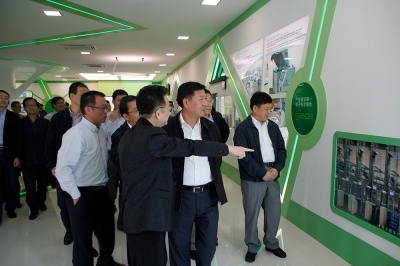 2012年，时任浙江省副省长毛光烈视察伟德国际victor1946